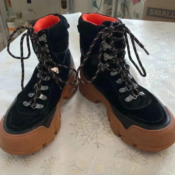 Villa Rouge Gem boots. Black calf skin suede and rubber sole - Picture 1 of 8